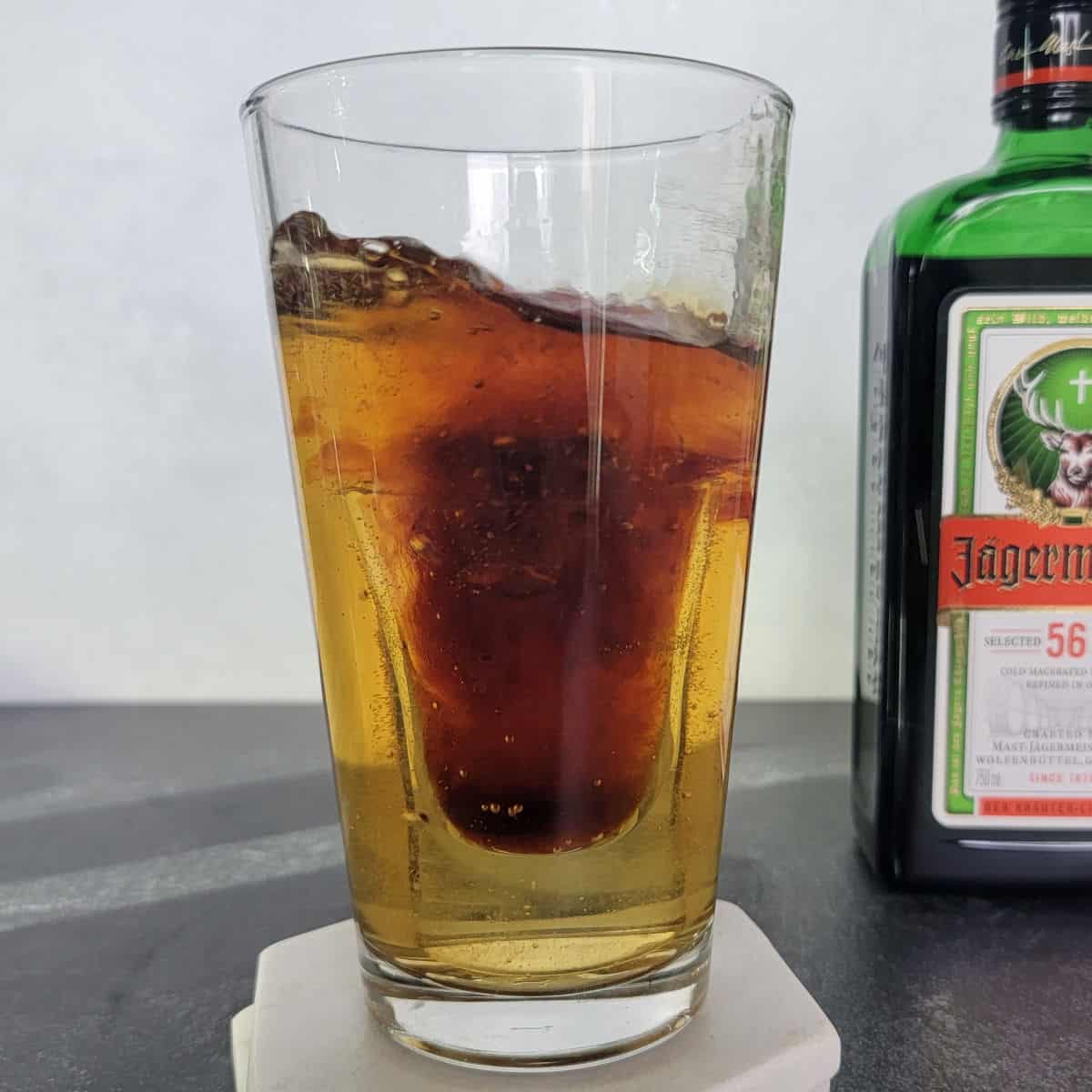 Jager-Bomb-Cocktail-Recipe-Easy
